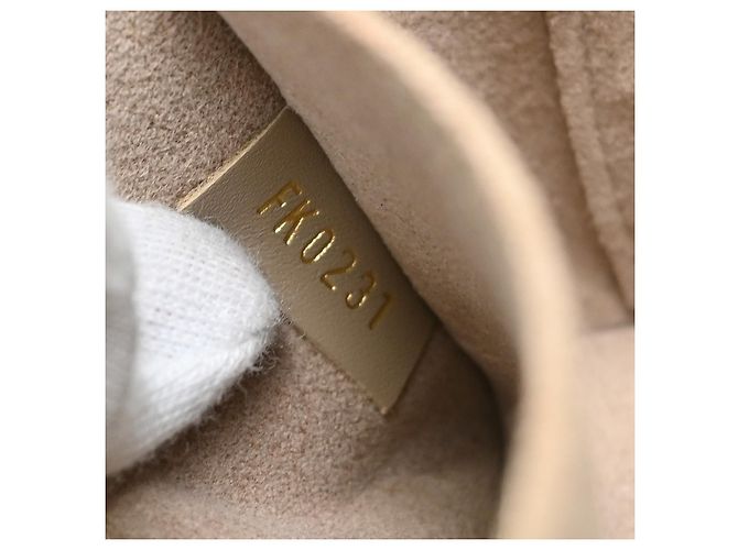 Louis Vuitton Vanity Monogram Empreinte Giant PM Beige - vista 5