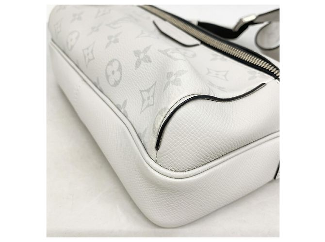 Borsa a tracolla Louis Vuitton Taigarama Outdoor PM Bianco - vista 11