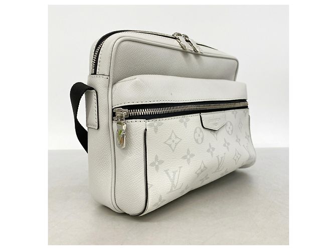 Borsa a tracolla Louis Vuitton Taigarama Outdoor PM Bianco - vista 2
