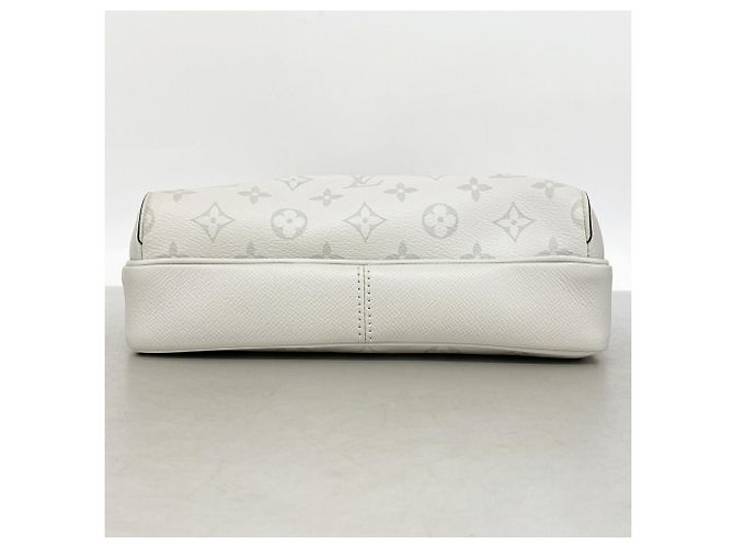 Borsa a tracolla Louis Vuitton Taigarama Outdoor PM Bianco - vista 3