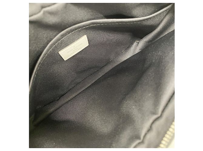 Borsa a tracolla Louis Vuitton Taigarama Outdoor PM Bianco - vista 4