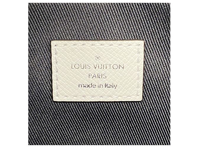 Borsa a tracolla Louis Vuitton Taigarama Outdoor PM Bianco - vista 5