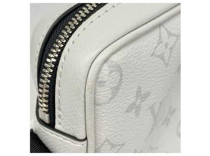 Borsa a tracolla Louis Vuitton Taigarama Outdoor PM Bianco - vista 6
