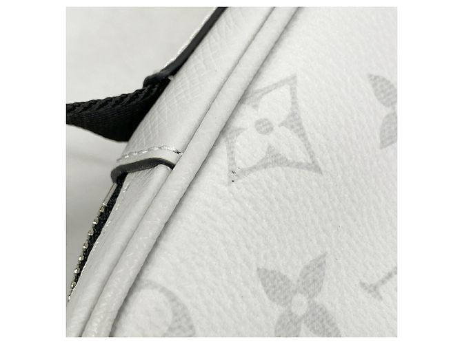 Borsa a tracolla Louis Vuitton Taigarama Outdoor PM Bianco - vista 8