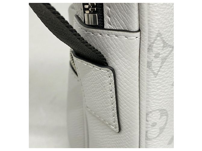 Borsa a tracolla Louis Vuitton Taigarama Outdoor PM Bianco - vista 9