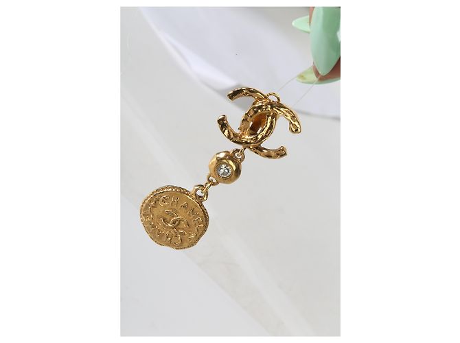 Gabrielle Chanel Gold-Plated Vintage Strass CC Medallion Ohrringe - Ansicht 4