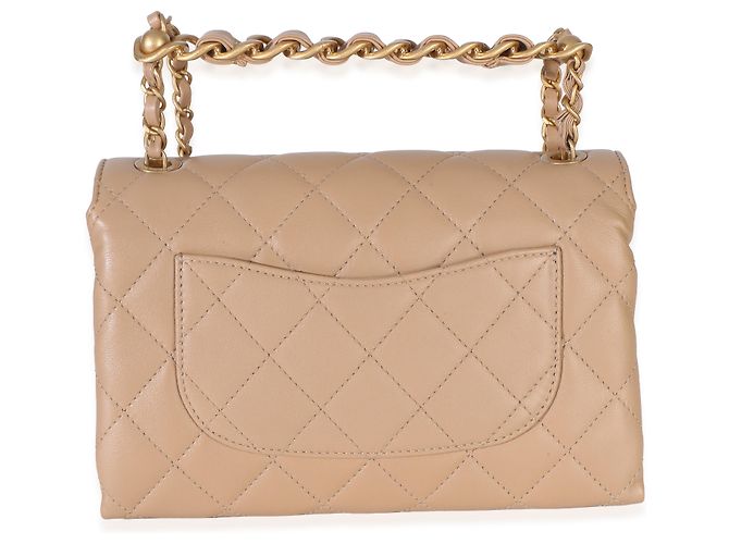 Gabrielle Chanel Small Flap Bag aus gestepptem Lammleder in Beige mit oberem Griff und Kette - Ansicht 2