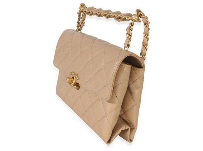 Gabrielle Chanel Small Flap Bag aus gestepptem Lammleder in Beige mit oberem Griff und Kette - Ansicht 4