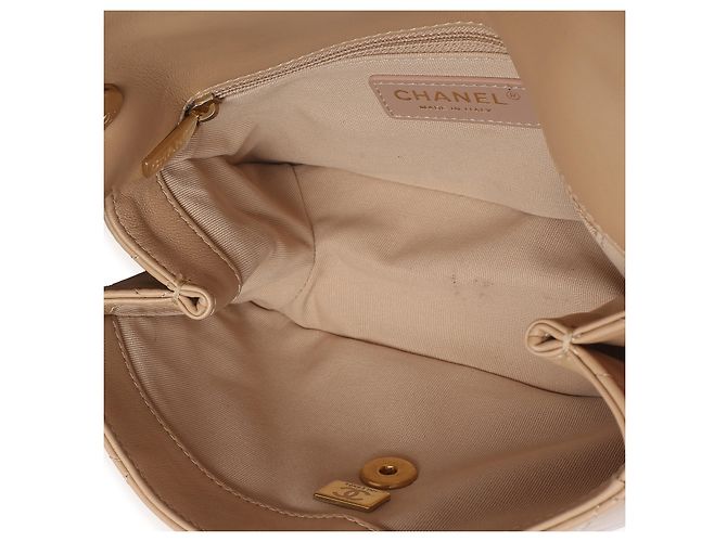 Gabrielle Chanel Small Flap Bag aus gestepptem Lammleder in Beige mit oberem Griff und Kette - Ansicht 5