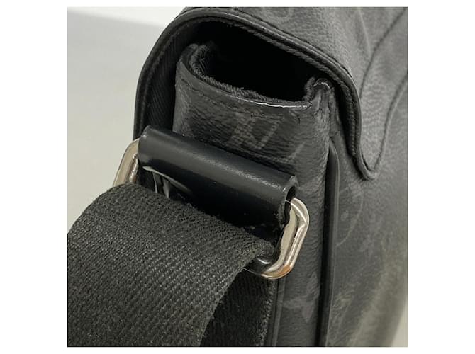 Borsa a tracolla Louis Vuitton Monogram Eclipse District PM Nero - vista 8