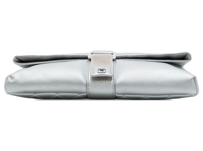 Chanel Silver Quilted Lambskin Grip Clutch Silber - Ansicht 3