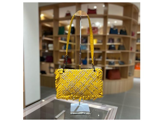 Borsa a tracolla Bottega Veneta in pelle intrecciata gialla - vista 2