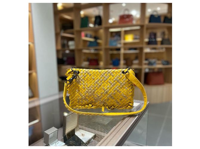 Borsa a tracolla Bottega Veneta in pelle intrecciata gialla - vista 4