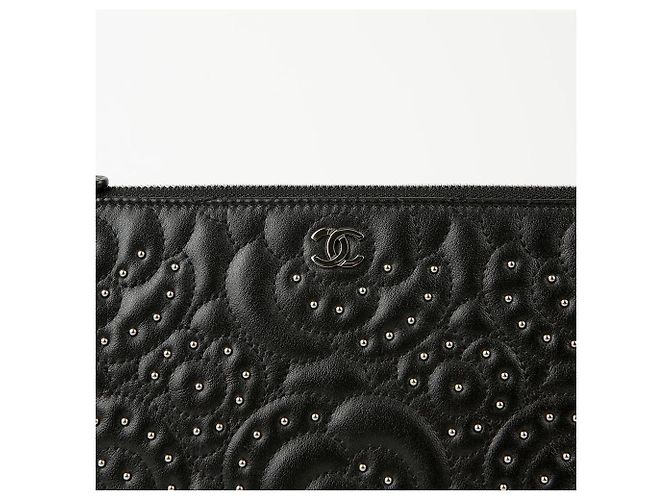 Clutch Chanel Camellia Stud Nera in Agnello Nero - vista 3