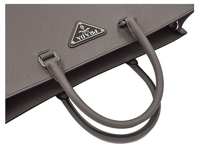 Prada Borsetta e borsa porta documenti in Saffiano Marrone - vista 5