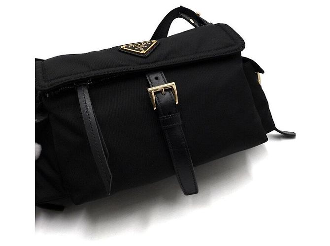 Prada Borsa a tracolla e crossbody Explore Medium in Re-nylon nero - vista 10