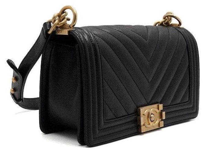 Chanel Borsa a tracolla Boy Medium Flap in caviale nero chevron con catena dorata - vista 4