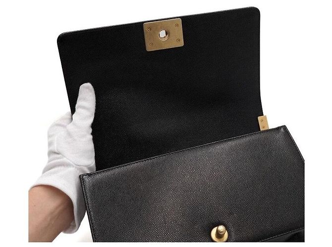 Chanel Borsa a tracolla Boy Medium Flap in caviale nero chevron con catena dorata - vista 6