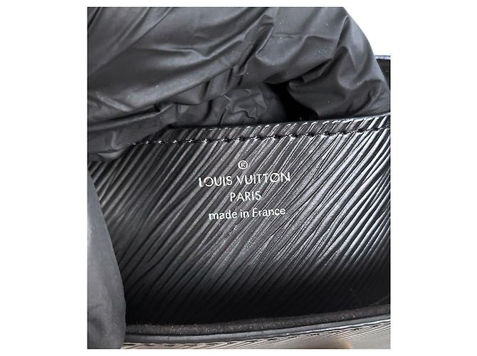 Louis Vuitton Twist PM Schultertasche aus schwarzem Épi-Leder - Ansicht 10