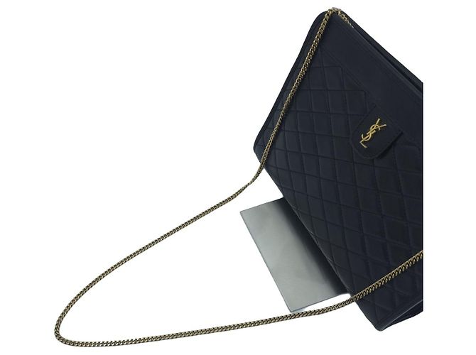 Saint Laurent Bolsa de Ombro Vitoir Baby em Pele de Cordeiro Acolchoada com Corrente Dourada Preta Preto - vista 17