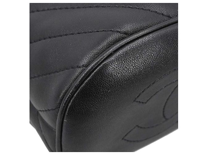 Chanel Handle with Chic Bucket Chevron Lambskin Nero - vista 7