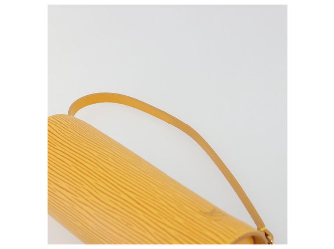 LOUIS VUITTON Epi Soufflot Pouch Yellow LV Auth 197149A Giallo - vista 8