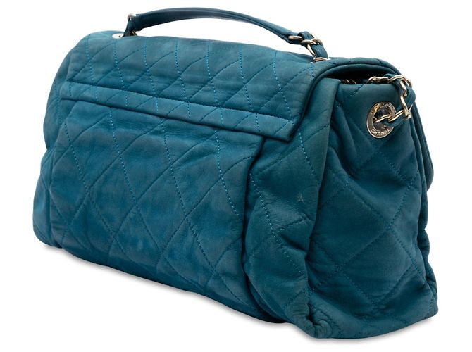 Bolso de hombro Chanel Chic Quilt Large de piel de becerro iridiscente acolchada azul - vista 2