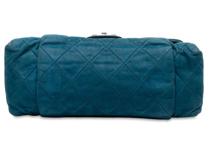 Bolso de hombro Chanel Chic Quilt Large de piel de becerro iridiscente acolchada azul - vista 3