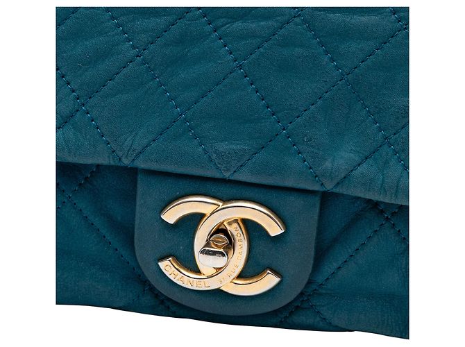 Bolso de hombro Chanel Chic Quilt Large de piel de becerro iridiscente acolchada azul - vista 6