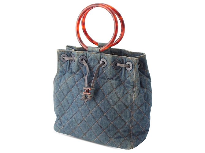Bolsa Bucket Chanel CC em denim acolchoado azul com alça de resina - vista 2