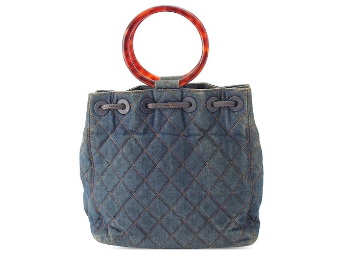 Bolsa Bucket Chanel CC em denim acolchoado azul com alça de resina - vista 3