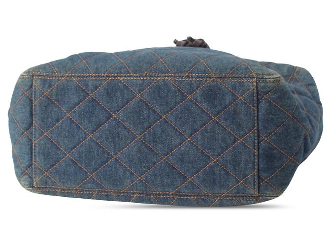 Bolsa Bucket Chanel CC em denim acolchoado azul com alça de resina - vista 4