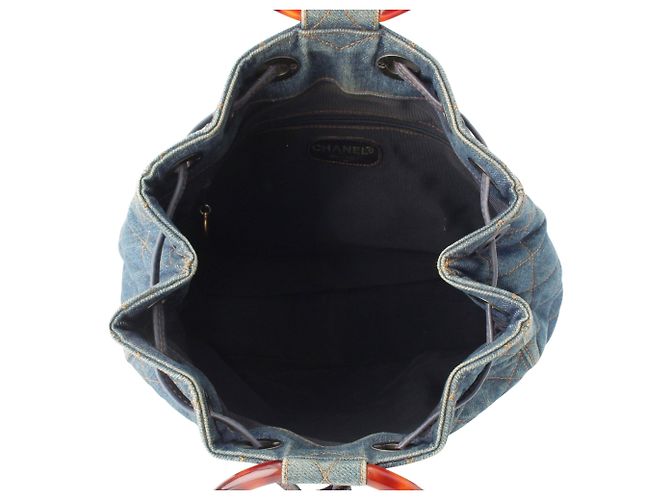 Bolsa Bucket Chanel CC em denim acolchoado azul com alça de resina - vista 5
