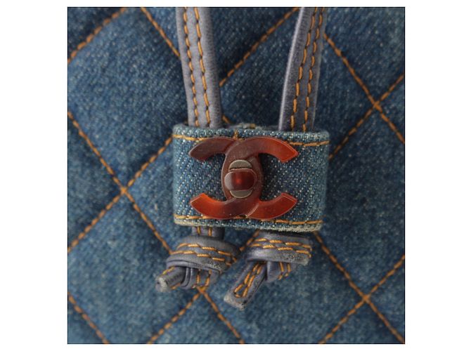 Bolsa Bucket Chanel CC em denim acolchoado azul com alça de resina - vista 7