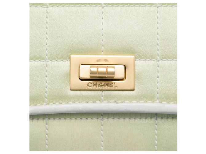 Borsa a tracolla Chanel Chocolate Bar Satin Reissue 2.55 Single Flap Verde - vista 5