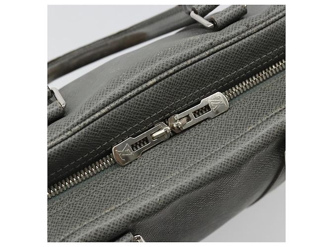 LOUIS VUITTON Taiga Porte Documents Voyage Bag Gracie M30640 LV - vista 15