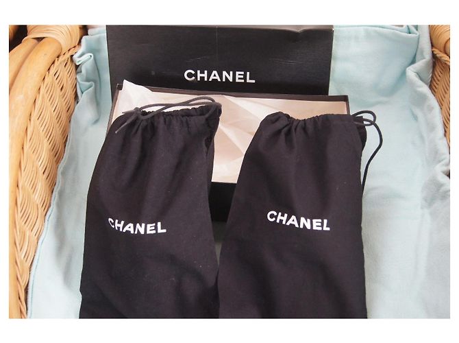 Mules matelassé Chanel in pelle bordeaux e nera con catena dorata Nero Bordò Gold hardware - vista 10
