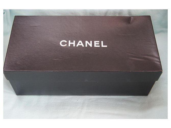 Mules matelassé Chanel in pelle bordeaux e nera con catena dorata Nero Bordò Gold hardware - vista 11