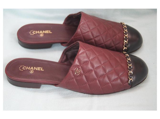 Mules matelassé Chanel in pelle bordeaux e nera con catena dorata Nero Bordò Gold hardware - vista 2