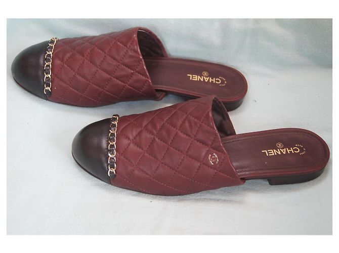 Mules matelassé Chanel in pelle bordeaux e nera con catena dorata Nero Bordò Gold hardware - vista 3