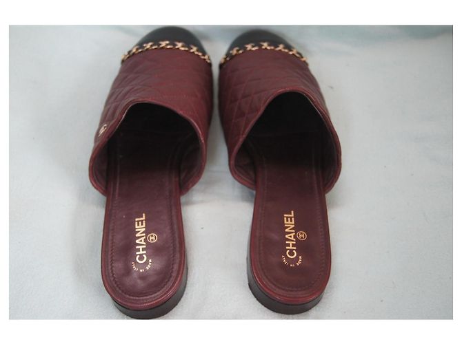 Mules matelassé Chanel in pelle bordeaux e nera con catena dorata Nero Bordò Gold hardware - vista 4