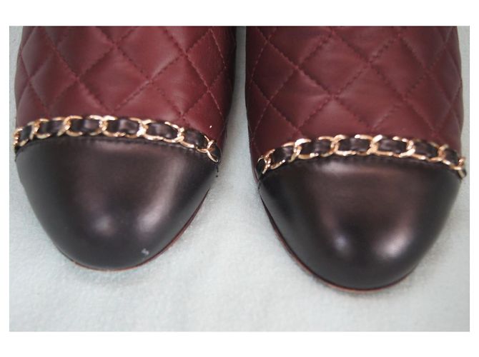 Mules matelassé Chanel in pelle bordeaux e nera con catena dorata Nero Bordò Gold hardware - vista 5