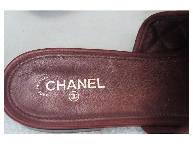 Mules matelassé Chanel in pelle bordeaux e nera con catena dorata Nero Bordò Gold hardware - vista 6