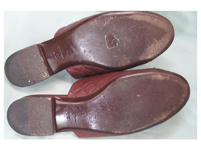 Mules matelassé Chanel in pelle bordeaux e nera con catena dorata Nero Bordò Gold hardware - vista 9