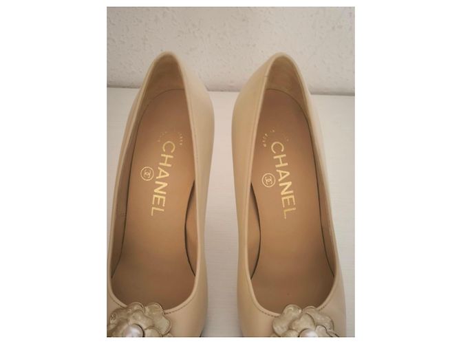 Décolleté Chanel Camelia Beige e Nero - vista 18