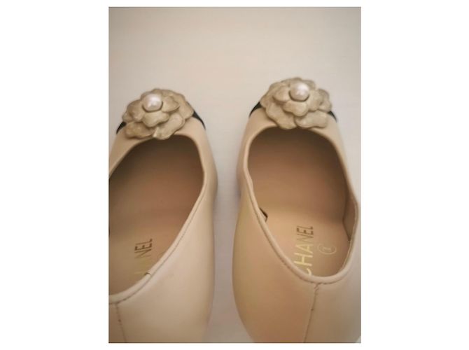 Décolleté Chanel Camelia Beige e Nero - vista 19