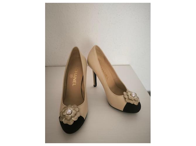 Décolleté Chanel Camelia Beige e Nero - vista 2
