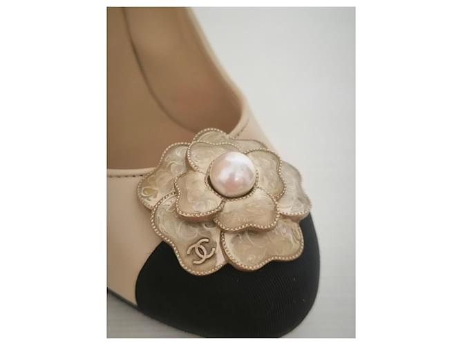 Décolleté Chanel Camelia Beige e Nero - vista 3