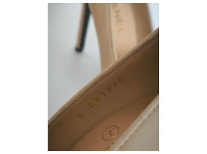 Décolleté Chanel Camelia Beige e Nero - vista 4