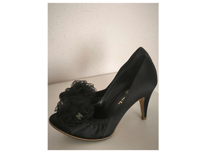 Schwarze Chanel High-Heel-Schuhe mit Rüschendetail - Ansicht 10